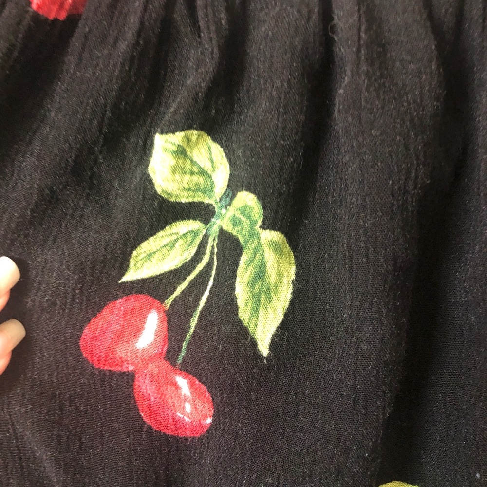 Off the shoulder cherry crop top - Picture 3 of 4